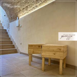 una mesa y un banco en una habitación con escaleras en DIMORE Fanizza, en Alberobello