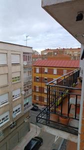 desde el balcón de un edificio en Moderno Apartamento Cerca del centro en León en León