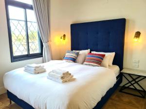 Un pat sau paturi într-o cameră la Kubler's House - By Beach Apartments TLV