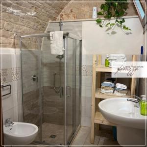 ein Bad mit einer Dusche und einem Waschbecken in der Unterkunft DIMORE Fanizza in Alberobello