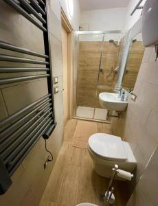 uma casa de banho com um WC, um lavatório e um chuveiro em Perugia Home Apartment Pinturicchio em Perugia