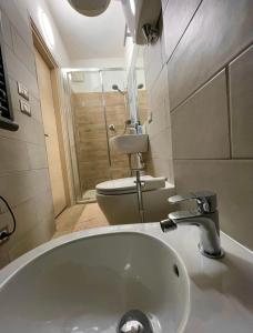 uma casa de banho com um lavatório e um WC em Perugia Home Apartment Pinturicchio em Perugia
