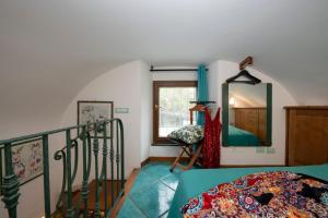 Un dormitorio con una cama y un espejo en la pared. en Il Paridà, en Amalfi