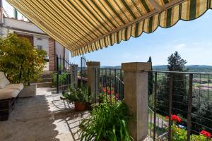 eine Terrasse mit einem Balkon mit Aussicht in der Unterkunft Altrove in Laterina