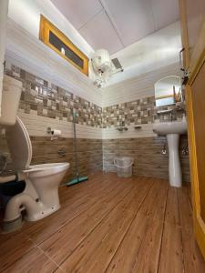 łazienka z toaletą i umywalką w obiekcie Bir Nest Hostel w mieście Bir