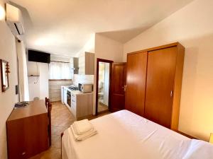 a small room with a bed and a kitchen at Monolocale Italia in Tergu