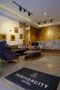 salon z kanapą i dywanem w obiekcie Formercity Termal Hotel w mieście Eskişehir