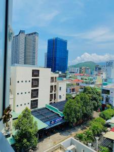 vistas a una ciudad con edificios altos y árboles en Kinh Bac Hotel Quy Nhon, en Quy Nhon