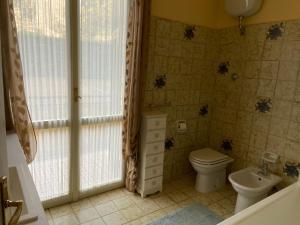 a bathroom with a toilet and a sink at Lola a Moneglia in Moneglia