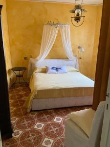 een slaapkamer met een wit bed en een baldakijn bij Lola a Moneglia in Moneglia