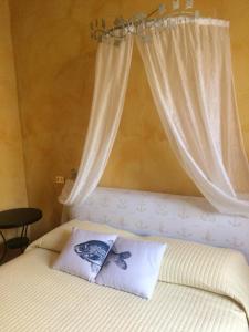a bedroom with a bed with a curtain above it at Lola a Moneglia in Moneglia
