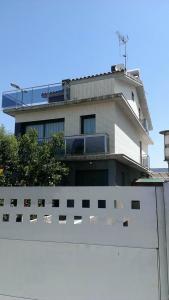 Un edificio blanco con un balcón en la parte superior. en Casa Bohème, en Santa Susanna