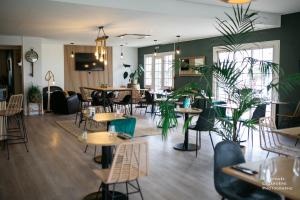The Originals City Hôtel Bordeaux Porte du Bassin餐厅或其他用餐的地方