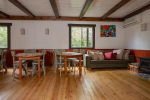 sala de estar con sofá y mesas en The Scandinavian Village-Teva BaHar en H̱aluẕ