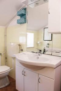 Vico Canavese的住宿－La casa del Viandante，白色的浴室设有水槽和卫生间。