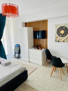 ママイアにあるAyan Residance Desilvaのベッドルーム1室(ベッド1台、テーブル、椅子付)