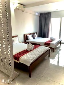 een slaapkamer met 2 bedden en een raam bij Nam Anh 2 Hotel in Ho Chi Minh-stad