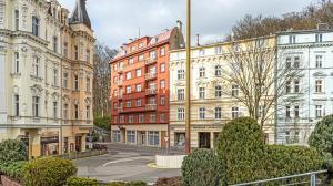 un groupe de bâtiments dans une ville avec une rue dans l'établissement Aphrodite Suite Hotel Karlovy Vary, à Karlovy Vary