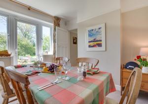 - une table à manger avec une nappe colorée dans l'établissement Penhill Cottage, à Saint Michaels