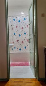 La salle de bains est pourvue d'une douche avec un mur fleuri. dans l'établissement Casa da Forja, à Pinhal Novo