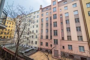 um edifício de apartamentos na cidade de Viena em New apartments near Dancing house em Praga