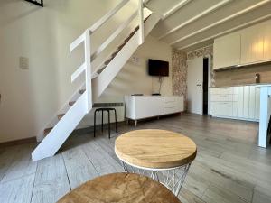 uma sala de estar com uma escada e uma mesa em Melroce Holiday Cottage 5502 em Bredene