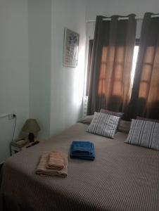 Mi Piriposa في فالفيردي: غرفة نوم عليها سرير وفوط