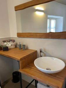 W łazience znajduje się biała umywalka i lustro. w obiekcie API Tenna Apartaments Betulla 2 w mieście Tenna 