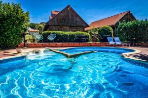 Bazén v ubytování Resort Stara Škola nebo v jeho okolí
