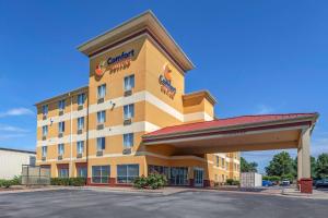 フローレンスにあるComfort Suites Florence Shoals Areaの建物の横に看板のあるホテル