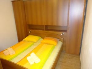 Un pat sau paturi într-o cameră la Apartment and Rooms Milena