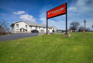 ein Schild im Gras vor einem Gebäude in der Unterkunft Econo Lodge Inn & Suites in Canandaigua