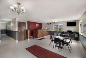 TV a/nebo společenská místnost v ubytování Econo Lodge Inn & Suites