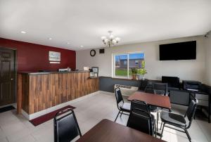 TV a/nebo společenská místnost v ubytování Econo Lodge Inn & Suites