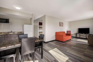 TV a/nebo společenská místnost v ubytování Econo Lodge Inn & Suites