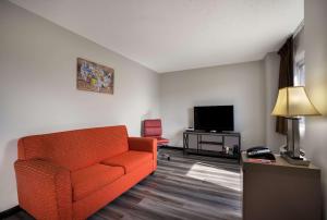 TV a/nebo společenská místnost v ubytování Econo Lodge Inn & Suites