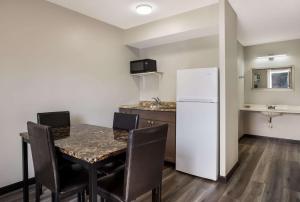 Kuchyň nebo kuchyňský kout v ubytování Econo Lodge Inn & Suites
