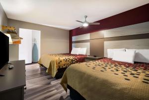 Postel nebo postele na pokoji v ubytování Econo Lodge Inn & Suites