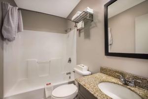 Koupelna v ubytování Econo Lodge Inn & Suites + 21 fotografií
