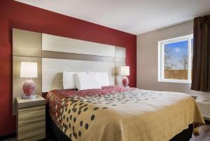 Postel nebo postele na pokoji v ubytování Econo Lodge Inn & Suites