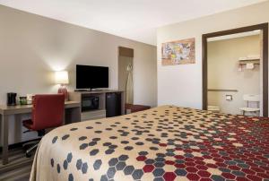 TV a/nebo společenská místnost v ubytování Econo Lodge Inn & Suites