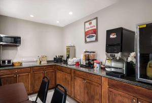 Kuchyň nebo kuchyňský kout v ubytování Econo Lodge Inn & Suites