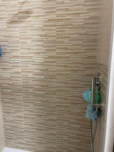 La salle de bains est pourvue d'une douche et d'un tuyau. dans l'établissement De Nicolò Home, à Putignano