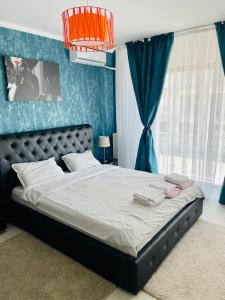 - une chambre dotée d'un lit avec un mur bleu dans l'établissement Ayan Residance Desilva, à Mamaia