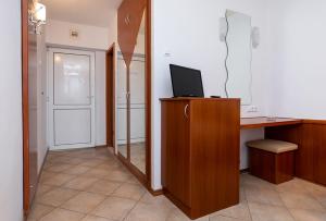 Habitación con escritorio y ordenador. en Tourist Settlement Brzet, en Omiš