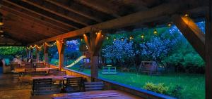 Bazén v ubytování Resort Stara Škola nebo v jeho okolí