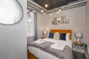 a bedroom with a bed with two towels on it at Turpin Quarter in the centre of the city, sleeps 6 in York