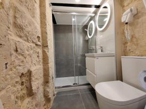 Kupatilo u objektu Cove 532 by Savynomad Harbour Residences wow View