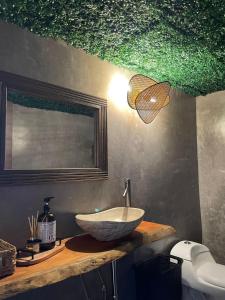 Parguera Plaza Hotel - Adults Only في لا بارغيرا: حمام مع حوض على منضدة خشبية