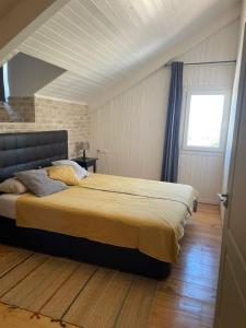 een slaapkamer met een groot bed in een kamer bij Casita Montoya in Alhaurín de la Torre